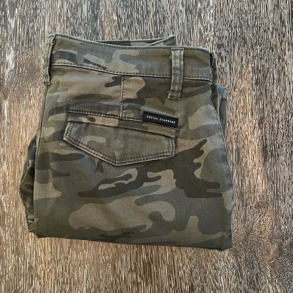 Social Standard by Sanctuary Camo Utility Pants Women’s Size 2